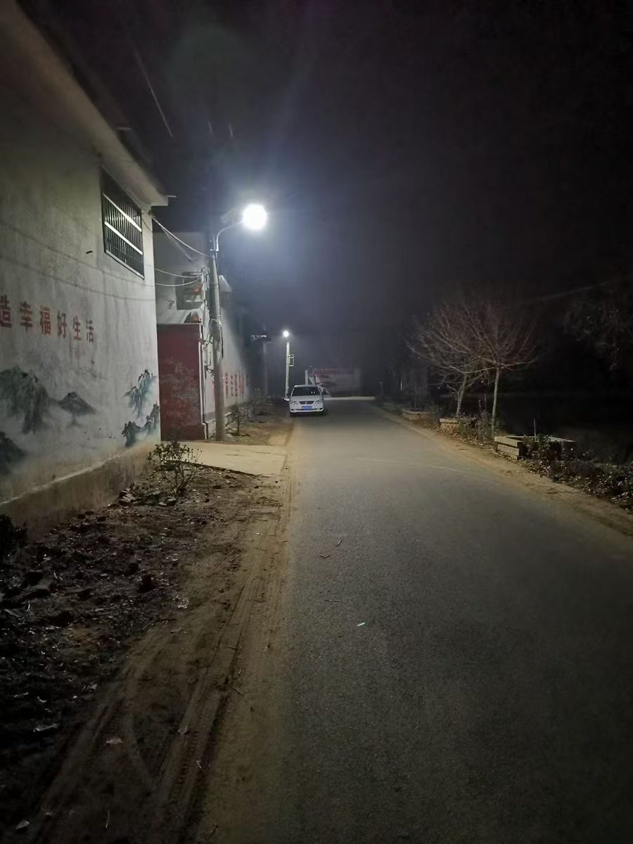 市电互补路灯夜间亮灯