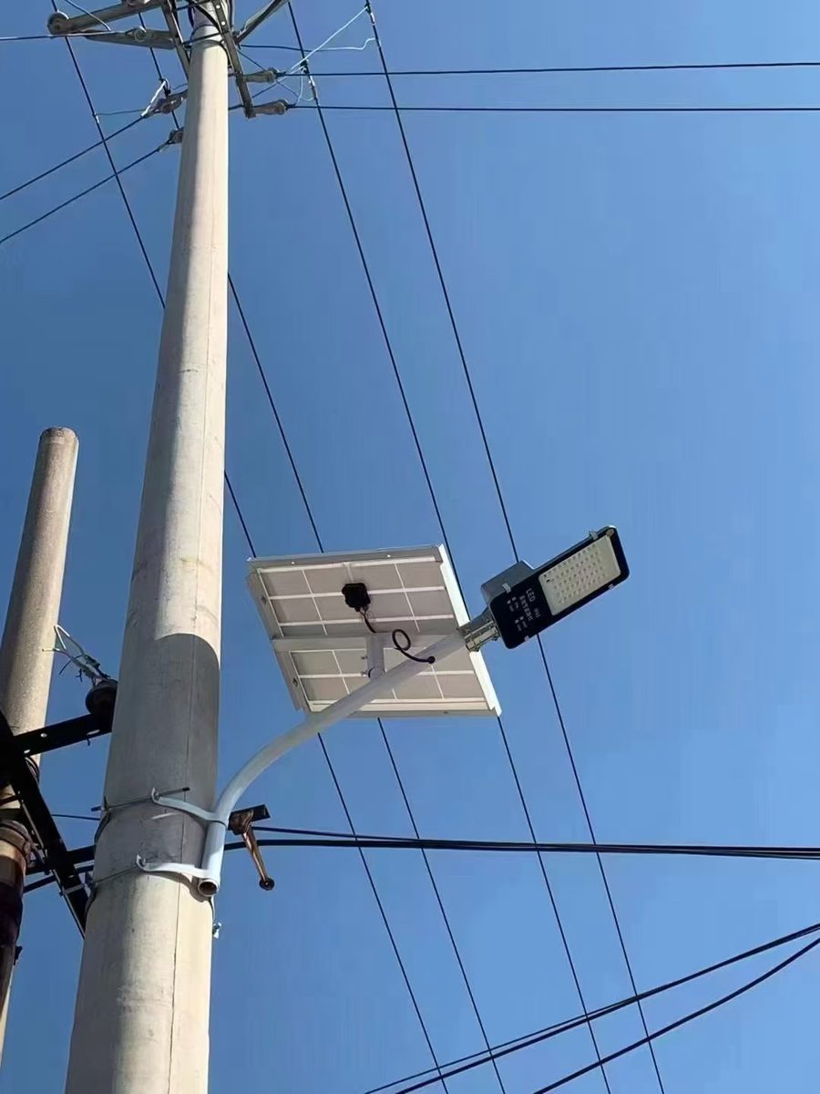 壁挂太阳能路灯安装实拍